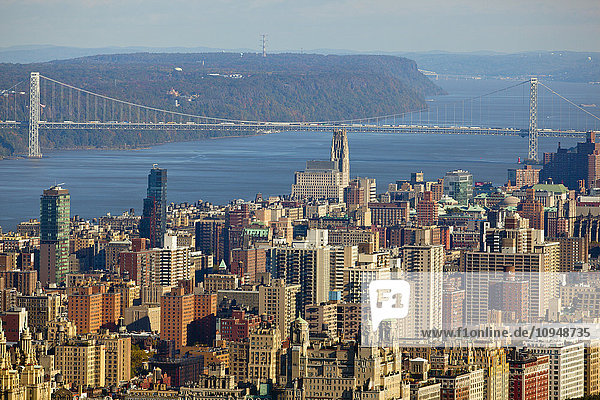 Blick auf die Wolkenkratzer von New York City mit einer Brücke im Hintergrund