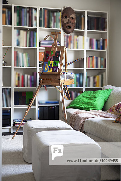 Bücherregal und Sofa im Wohnzimmer
