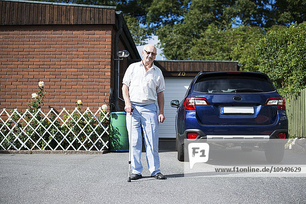 Älterer Mann vor dem Auto
