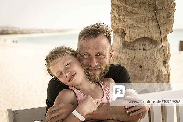 Vater und Tochter am Strand