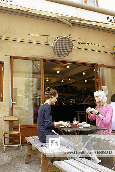 Frauen im Kaffeehaus