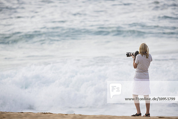 Frau fotografiert am Strand