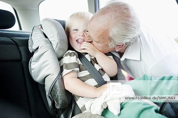 Großvater küsst Enkel auf die Wange