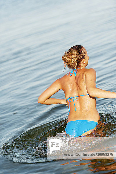 Junge Frau trägt Bikini im Meer