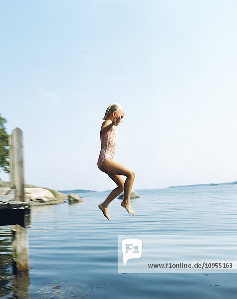 Mädchen springt ins Wasser