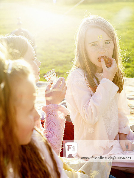 Kinder beim Picknick  Schweden.