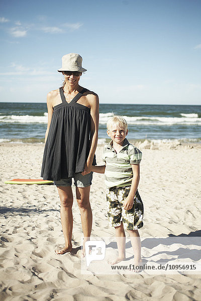 Mutter und Sohn an einem sonnigen Strand  Schweden.