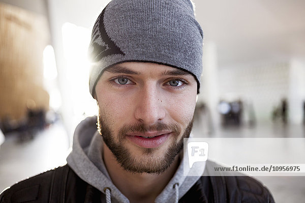Porträt eines lächelnden Mannes mit einer Mütze  Norwegen.