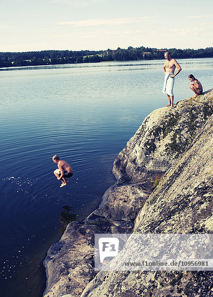 Ein Junge springt ins Wasser  Schweden.