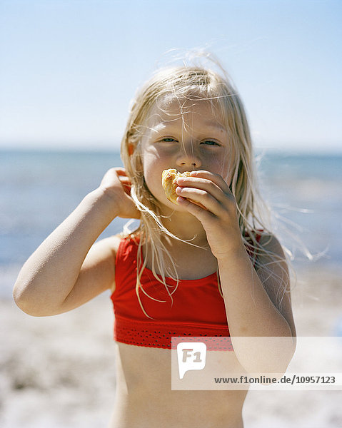 Porträt eines blonden Mädchens am Strand  Schweden.