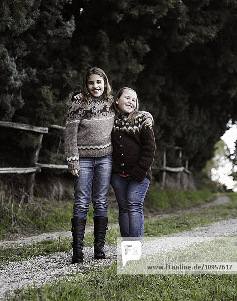 Zwei Schwestern in einer ländlichen Umgebung  Italien.