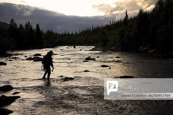Mann beim Angeln in einem Fluss  Schweden.