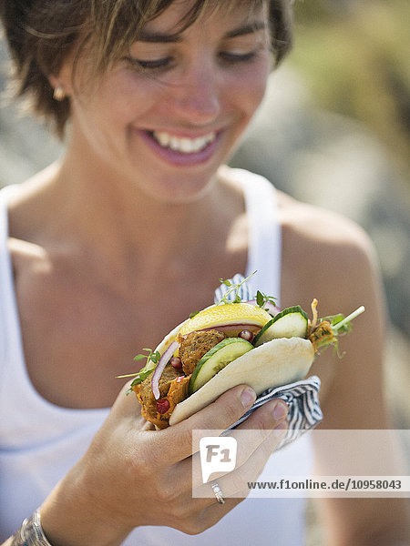 Frau isst bei einem Picknick  Schweden.
