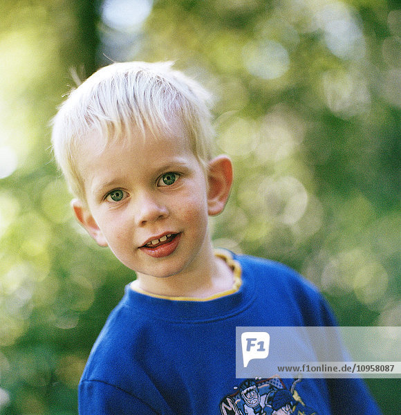 Junge spielt in einem Wald  Schweden.