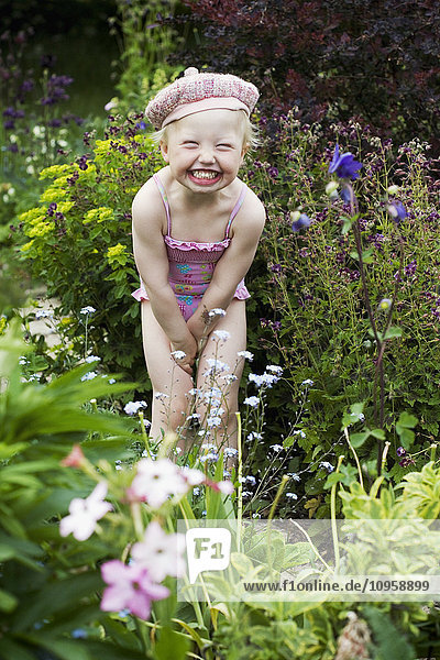 Ein Kind spielt in einem Garten  Schweden.