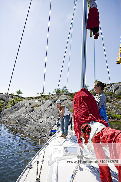 Frauen beim Reinigen eines Segelboots  Schweden.