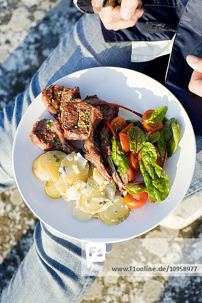 Gegrilltes Fleisch und Salat auf einem Teller  Schweden.