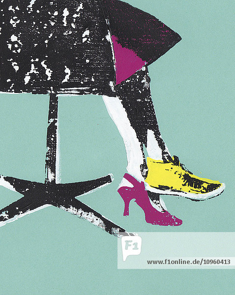 Ausschnitt einer Geschäftsfrau im Bürostuhl mit High Heel und Turnschuh