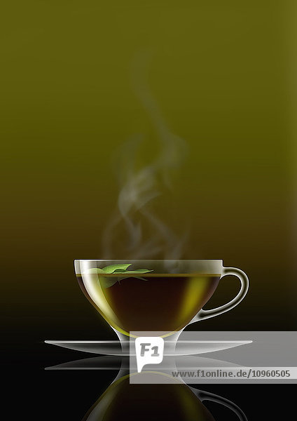 Grüner Tee in Glas-Teetasse und Untertasse