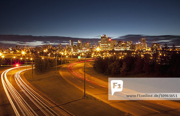 Straßenbeleuchtung und Lichtspuren von Scheinwerfern  die eine Straße beleuchten; Edmonton  Alberta  Kanada'.
