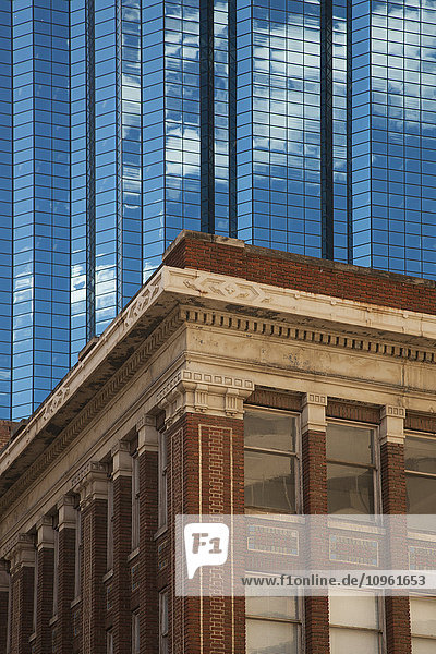 Alte und neue Bürotürme; Edmonton  Alberta  Kanada'.