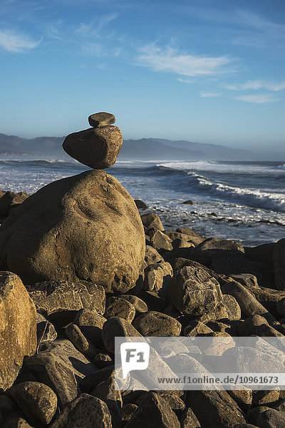 Steine wurden am Neahkahnie Beach ausgewuchtet; Manzanita  Oregon  Vereinigte Staaten von Amerika'.