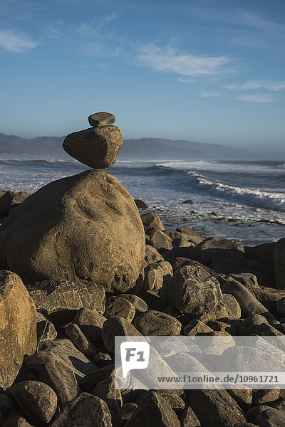 Steine balanciert am Neahkahnie Beach; Manzanita  Oregon  Vereinigte Staaten von Amerika'.