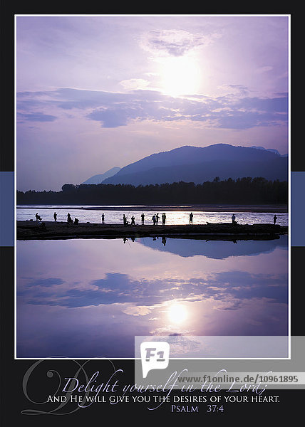 Fischer  die in einer Reihe stehen und sich im Fraser River bei Sonnenuntergang mit einer Bibelstelle spiegeln; British Columbia  Kanada'.