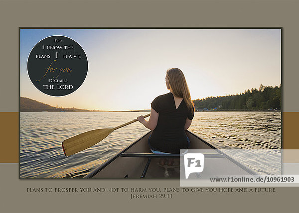 Eine junge Frau rudert in einem Boot bei Sonnenuntergang mit französischer Schrift; Vancouver  British Columbia  Kanada'.