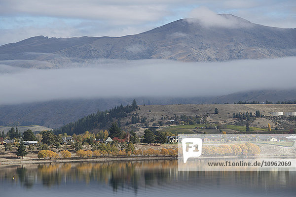 Wolke über einer Bergkette und der Ruataniwha-See im Vordergrund; Canterbury  Neuseeland'.
