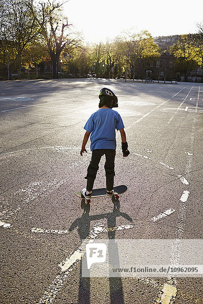 Junge auf einem Skateboard; Montreal  Quebec  Kanada'.