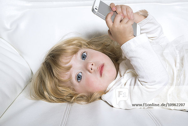 Kleinkind spielt mit einem Smartphone; Spruce Grove  Alberta  Kanada'.