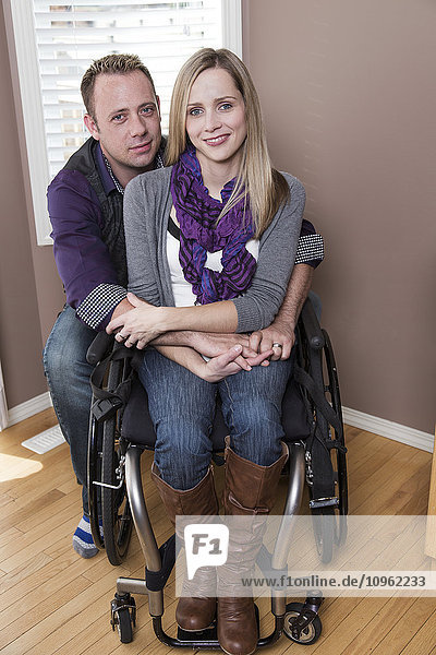 Ehemann posiert mit seiner behinderten Frau in ihrem Haus; Spruce Grove  Alberta  Kanada'.