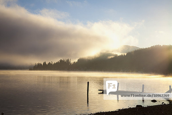 Lake Whatcom bei Sonnenaufgang; Bellingham  Washington  Vereinigte Staaten von Amerika'.