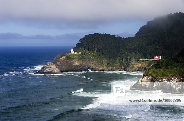 Cape Perpetual Lighthouse thront über den Klippen an der Küste von Oregon; Oregon  Vereinigte Staaten von Amerika'.
