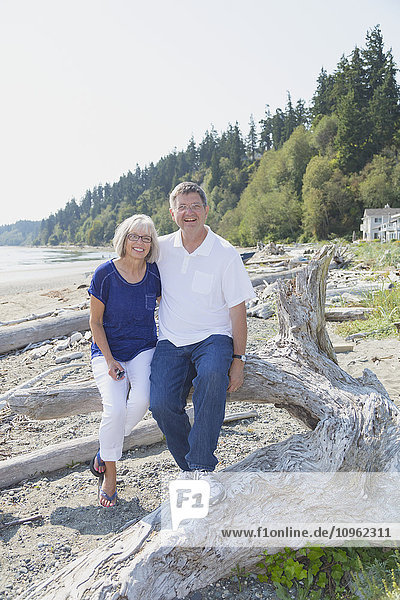 Porträt eines Paares am Strand; Whidbey Island  Washington  Vereinigte Staaten von Amerika'.