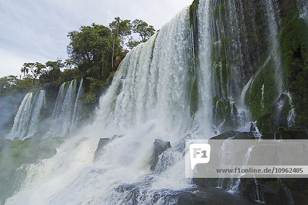 Exotischer Wasserfall aus der Nähe gesehen; Missiones  Argentinien'.