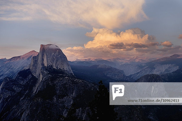 Sonnenuntergang am Half Dome vom Glacier Point aus gesehen  Yosemite National Park; Kalifornien  Vereinigte Staaten von Amerika'.