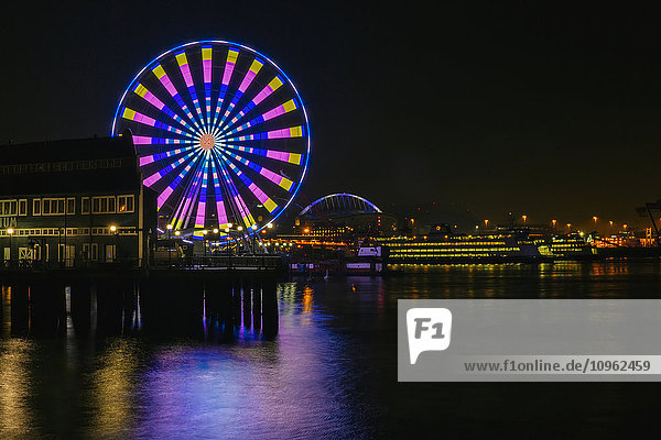 Langzeitbelichtungsaufnahme  die die vielen Farbkombinationen zeigt  die das Riesenrad bei Nacht erzeugt; Seattle  Washington  Vereinigte Staaten von Amerika'