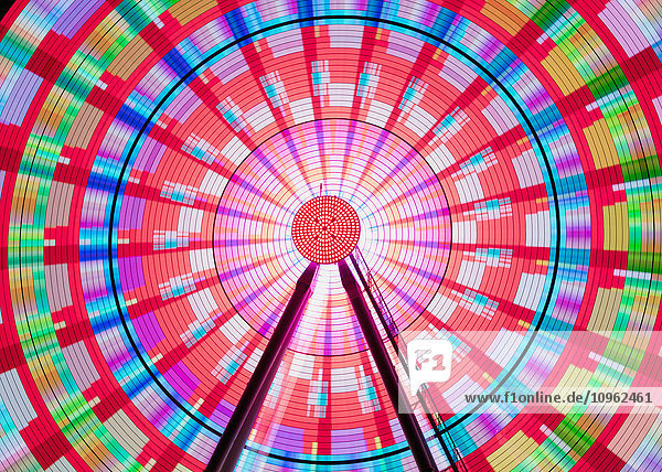 Langzeitbelichtungsaufnahme  die die vielen Farbkombinationen zeigt  die das Riesenrad bei Nacht erzeugt; Seattle  Washington  Vereinigte Staaten von Amerika'