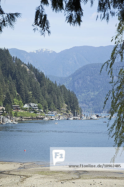 Blick auf Deep Cove vom Strand aus mit Bergen im Hintergrund  North Vancouver; Vancouver  British Columbia  Kanada'.