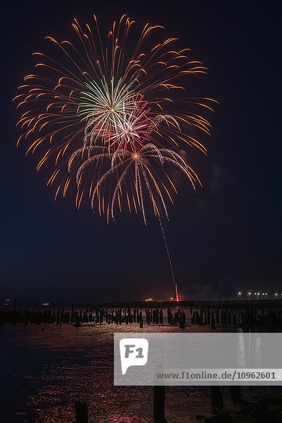 Feuerwerk zur Feier des 4. Juli; Astoria  Oregon  Vereinigte Staaten von Amerika'.