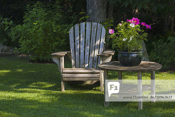 Adirondack Stuhl und Blumentopf; Knowlton  Quebec  Kanada'.
