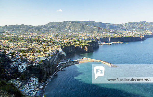 Blick auf die weite Landschaft  die Stadt und das Mittelmeer von der Küstenstraße von Sorento  Italien  an der Amalfiküste; Sorento  Provinz Salerno  Italien'.