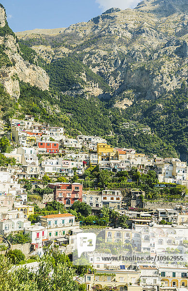Diese bergige Aussicht ist eines der vielen historischen Dörfer  die in die Berge gebaut wurden und die Touristen sehen  wenn sie auf der Panoramastraße entlang der italienischen Amalfiküste fahren; Amalfi  Provinz Salerno  Italien'