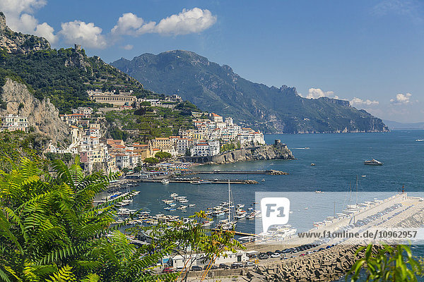 Ein Blick auf die Stadt Amalfi und das Mittelmeer auf der malerischen Amalfiküste in Italien; Amalfi  Provinz Solerno  Italien