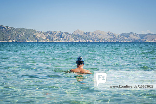 Rücken eines männlichen Schwimmers; Cala Sant Joan  Alcudia  Mallorca  Spanien'.