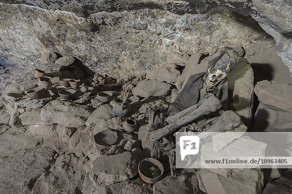 Eine Mumie liegt schweigend in einer Höhle in der Nähe des Salar de Uyuni; Bolivien