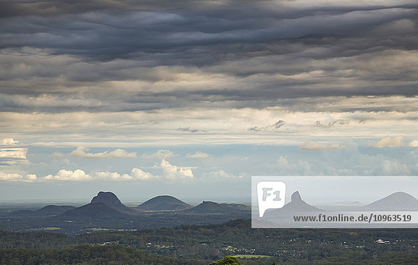 Zerklüftete Landschaft mit spitzen Bergen; Maleny  Queensland  Australien'.