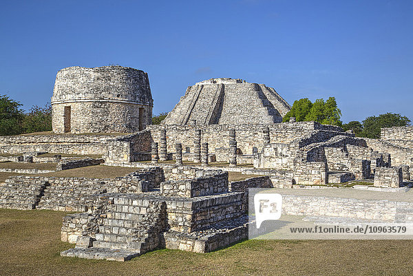 Runder Tempel  Castillo de Kukulcan (Hintergrund)  Mayapan Maya-Ausgrabungsstätte; Yucatan  Mexiko'.